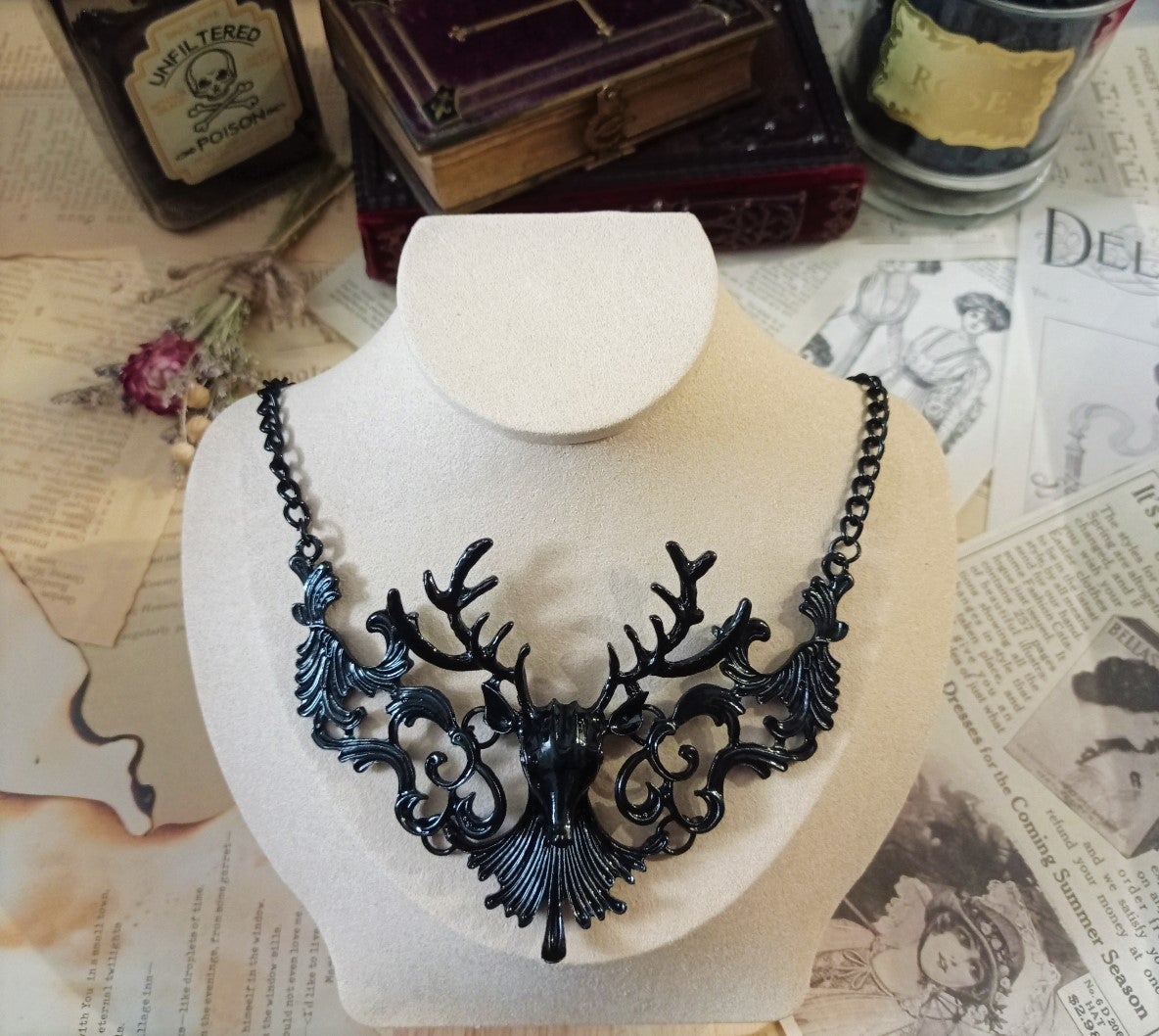 Statement-Kette „Stag Spirit“ – Schwarzer Hirsch mit Ornamenten