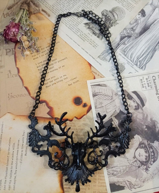 Statement-Kette „Stag Spirit“ – Schwarzer Hirsch mit Ornamenten