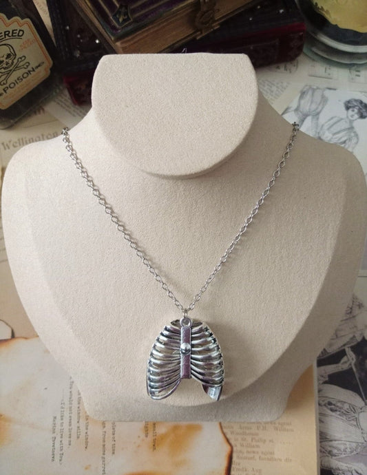 Kette „Ribcage“ – Silberfarbene Halskette mit Rippenkäfig-Anhänger