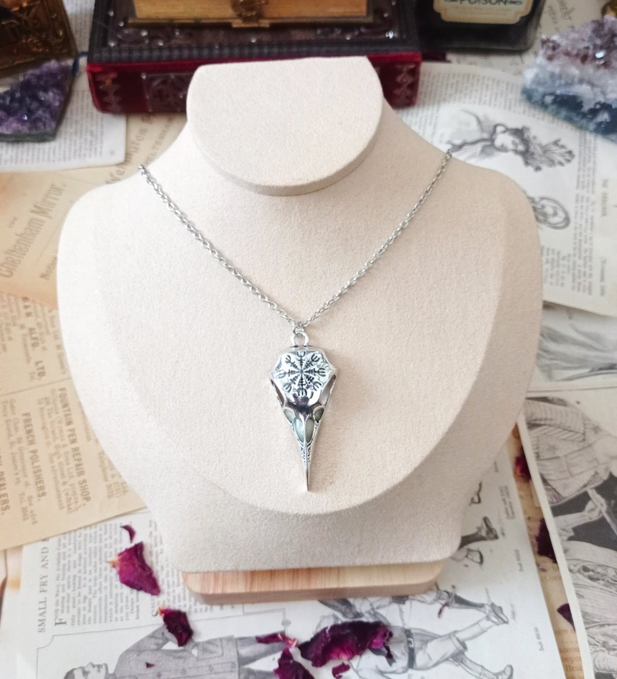 „Schutz des Raben“ Halskette