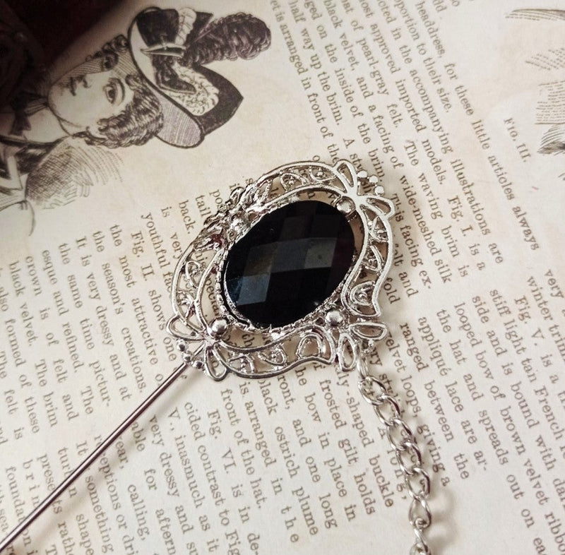 Viktorianische Brosche mit Kette