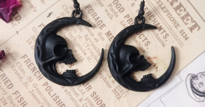 Crescent Skull Moon Ohrringe