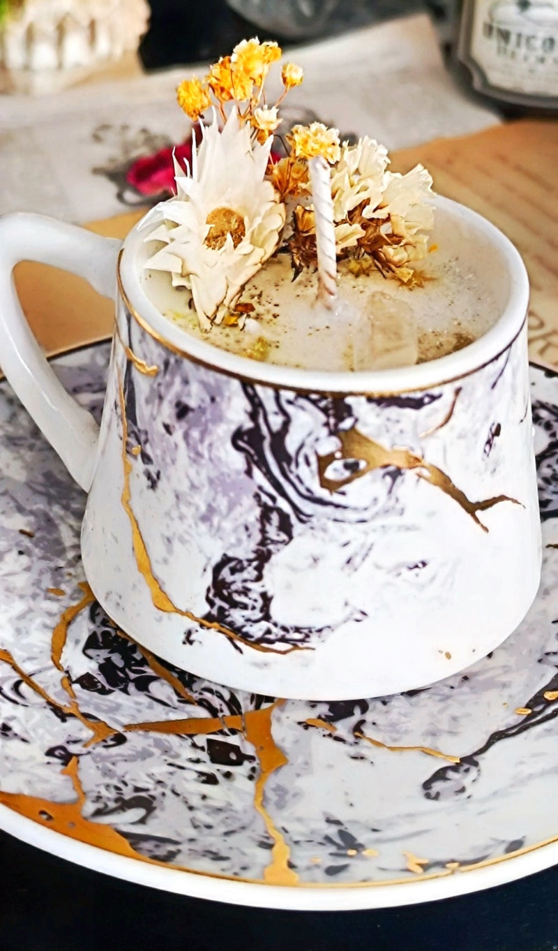 Mystische Sojawachskerze in Marmor Tasse mit Trockenblumen & Bergkristall – Handgemachtes Witchcore Unikat
