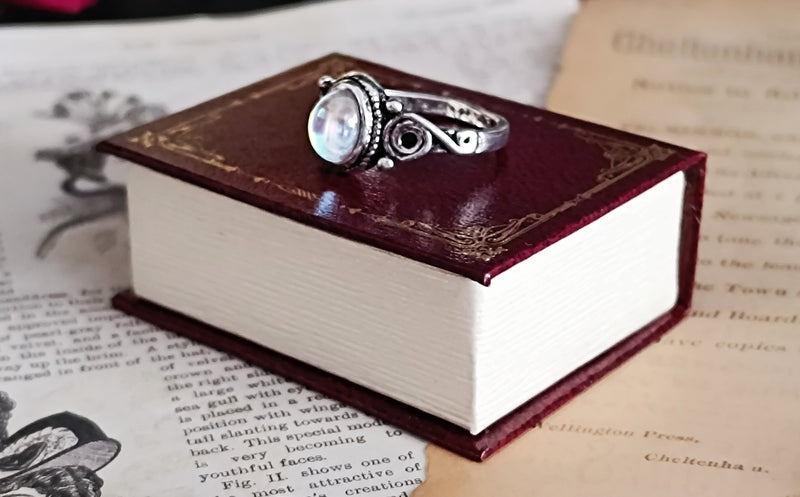 Mystischer Ring Silber mit schimmerndem Stein