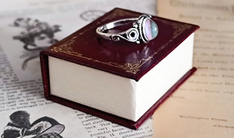 Mystischer Ring Silber mit schimmerndem Stein