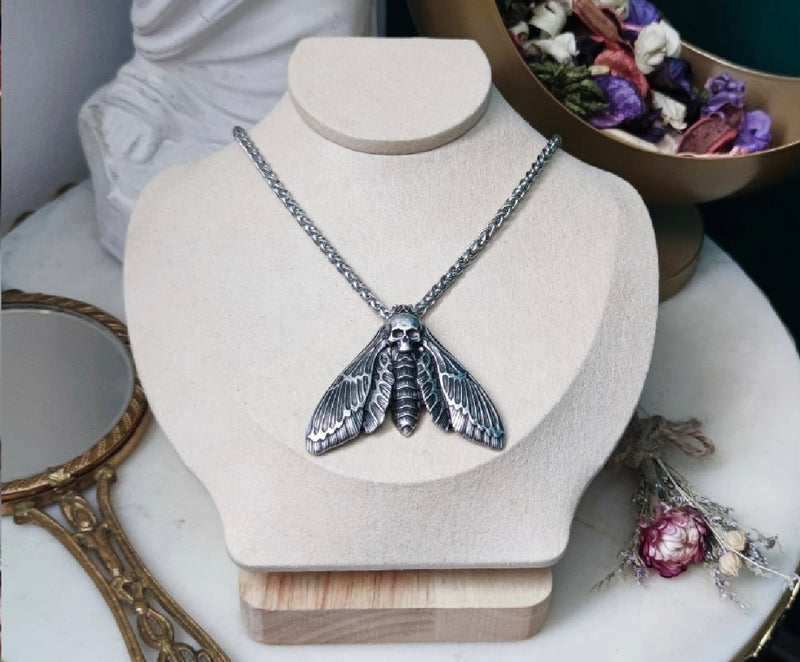 Death's-head hawkmoth Halskette – Pendant of Shadow & Transformation