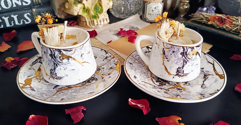 Mystische Sojawachskerze in Marmor Tasse mit Trockenblumen & Bergkristall – Handgemachtes Witchcore Unikat