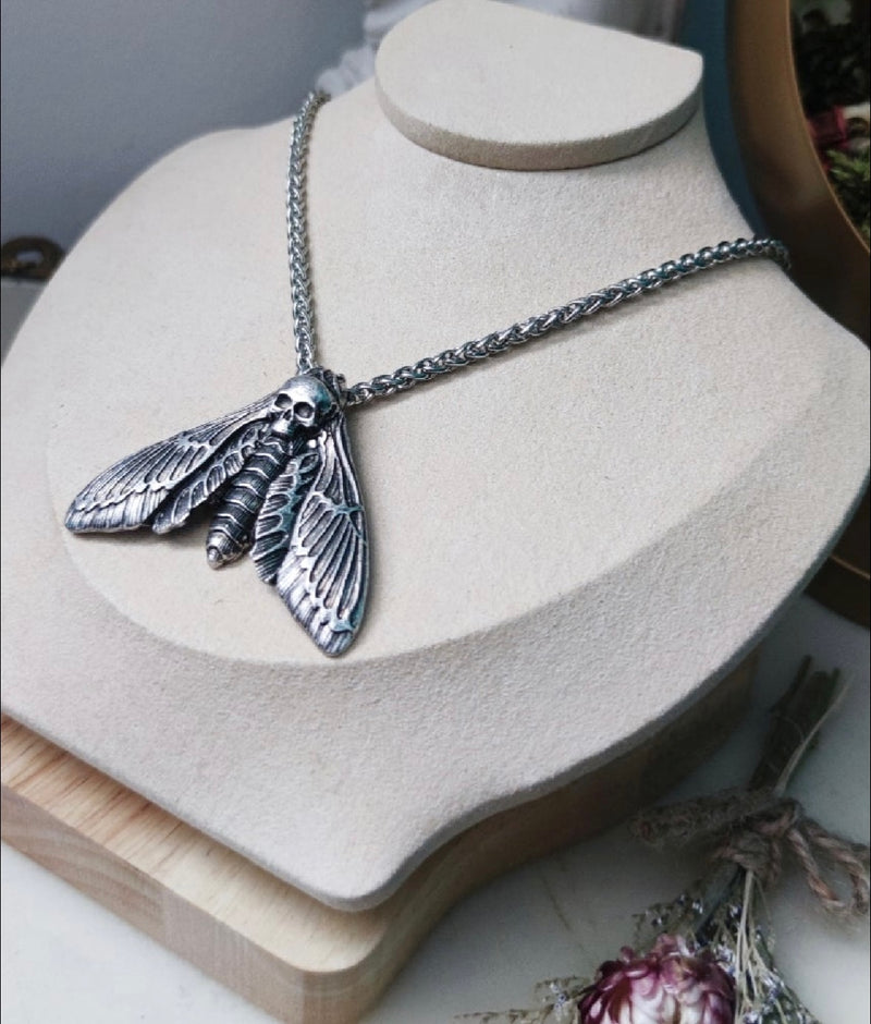 Death's-head hawkmoth Halskette – Pendant of Shadow & Transformation