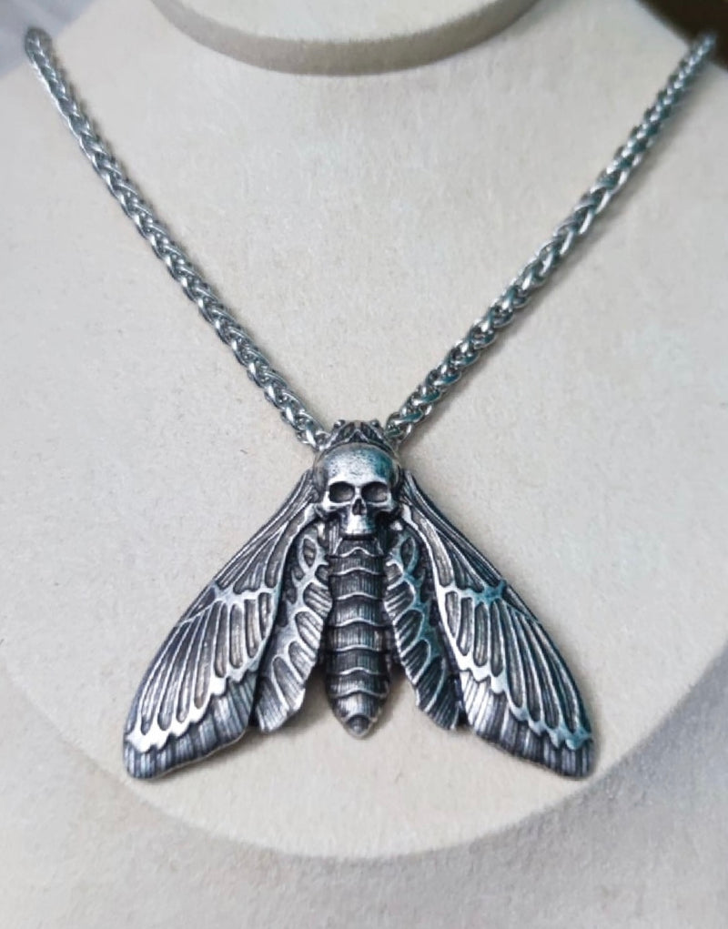 Death's-head hawkmoth Halskette – Pendant of Shadow & Transformation