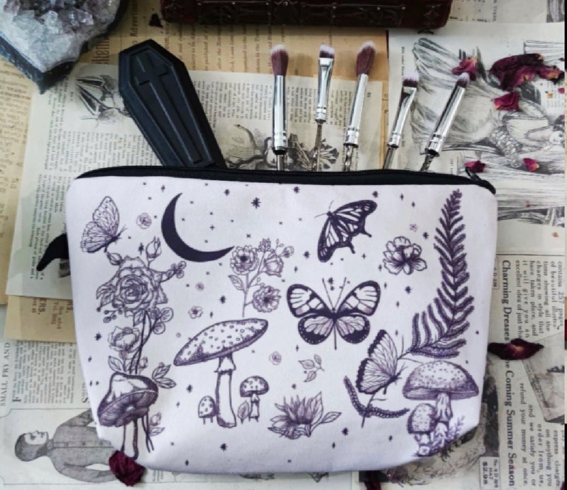 Forest Dreams Kosmetiktasche - Witchy Kosmetiktasche mit Mond, Pilzen & Schmetterlingen