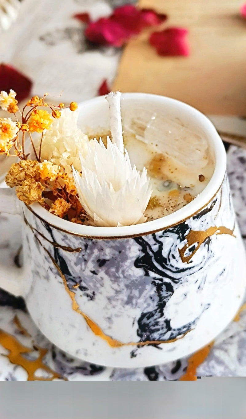 Mystische Sojawachskerze in Marmor Tasse mit Trockenblumen & Bergkristall – Handgemachtes Witchcore Unikat