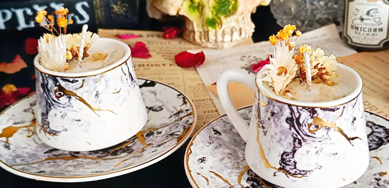 Mystische Sojawachskerze in Marmor Tasse mit Trockenblumen & Bergkristall – Handgemachtes Witchcore Unikat