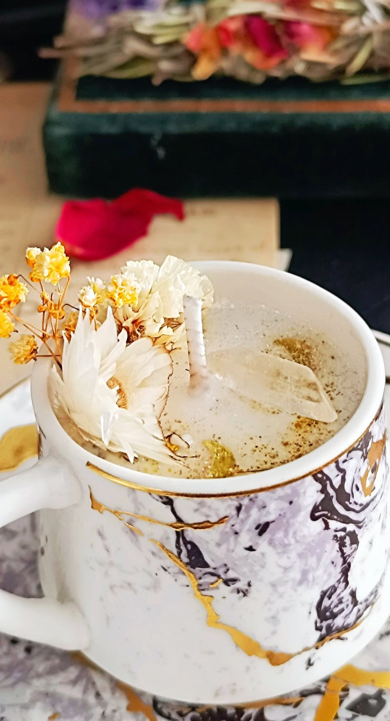 Mystische Sojawachskerze in Marmor Tasse mit Trockenblumen & Bergkristall – Handgemachtes Witchcore Unikat