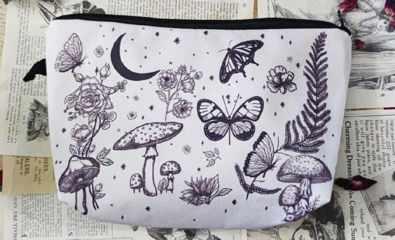 Forest Dreams Kosmetiktasche - Witchy Kosmetiktasche mit Mond, Pilzen & Schmetterlingen