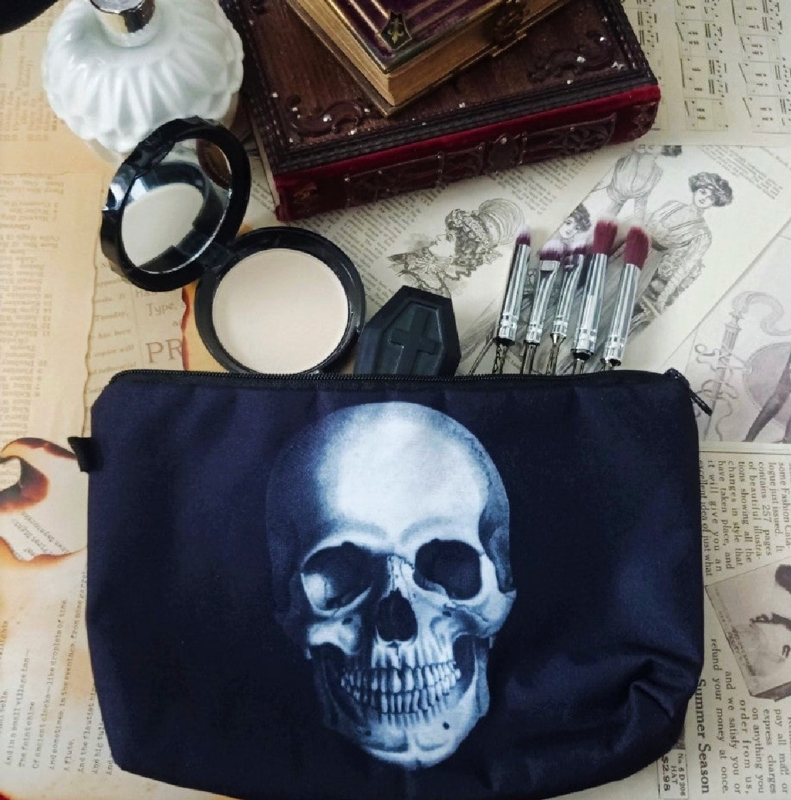 Gothic Skull Kosmetiktasche – Hüter deiner dunklen Geheimnisse