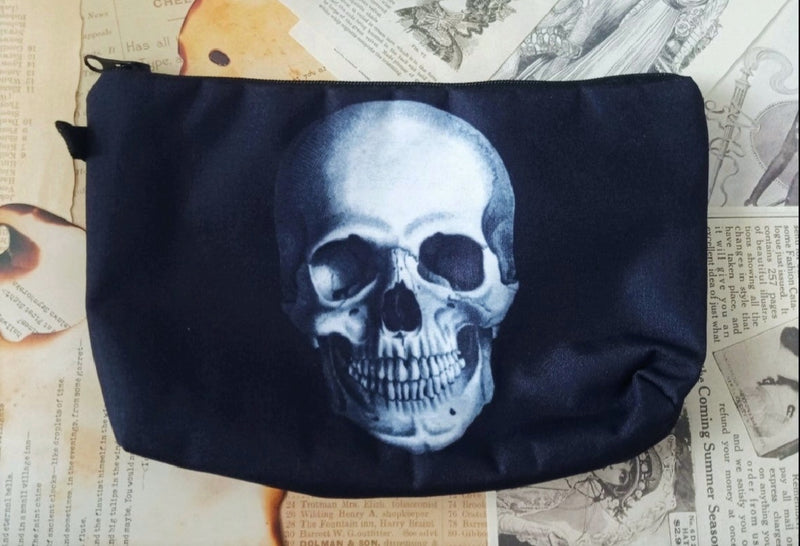 Gothic Skull Kosmetiktasche – Hüter deiner dunklen Geheimnisse