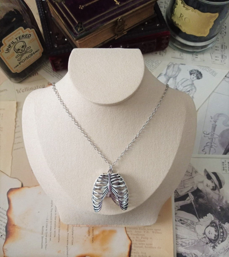 Kette „Ribcage“ – Silberfarbene Halskette mit Rippenkäfig-Anhänger